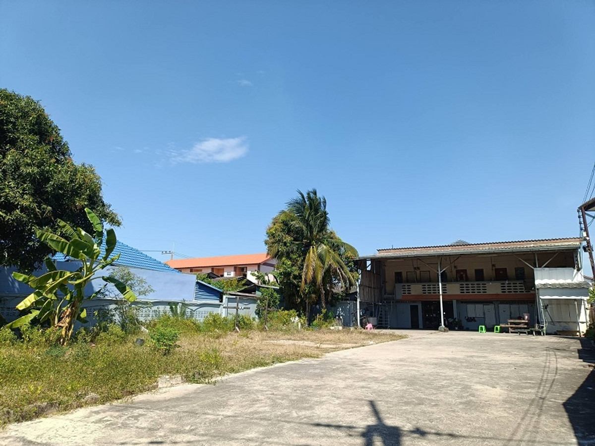 For SaleLandSriracha Laem Chabang Ban Bueng : Land for sale with buildings, size 211 sq m, for a warehouse, car garage, near Laem Chabang Port. Near Sukhumvit Road and the Chonburi-Pattaya Motorway, Chonburi.