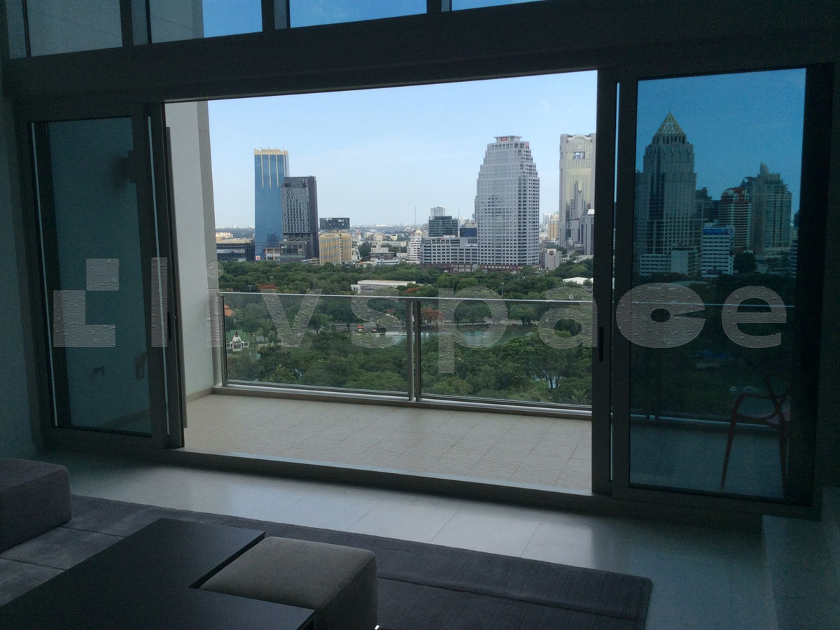 For RentCondoWitthayu, Chidlom, Langsuan, Ploenchit : ▚ LI109ツ FOR RENT: 185 Rajadamri 4BR Duplex 360sqm. 350K ✨ Stunning Lumpini Park View, Super Luxury Project, Partly Furnished & Maid Unit 🏙️