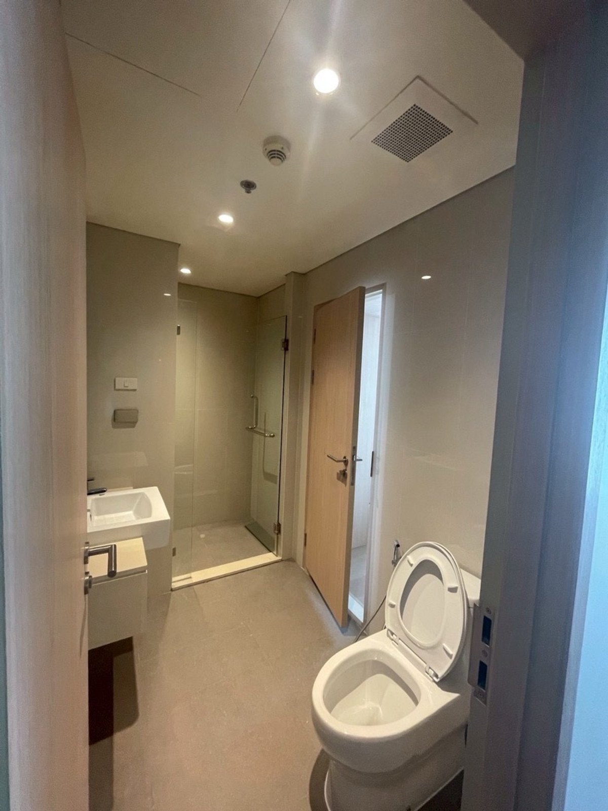 For RentCondoOnnut, Udomsuk : 🔥 FOR RENT: Spacious Renovated Condo near BTS Phra Khanong (3 mins walk) 🔥1bed large size 52sqm:37,000 THB/month