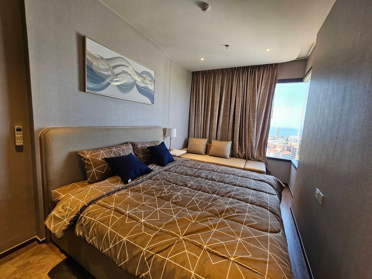 For RentCondoPattaya, Bangsaen, Chonburi : Condo for rent in the heart of Pattaya, corner room with sea view.