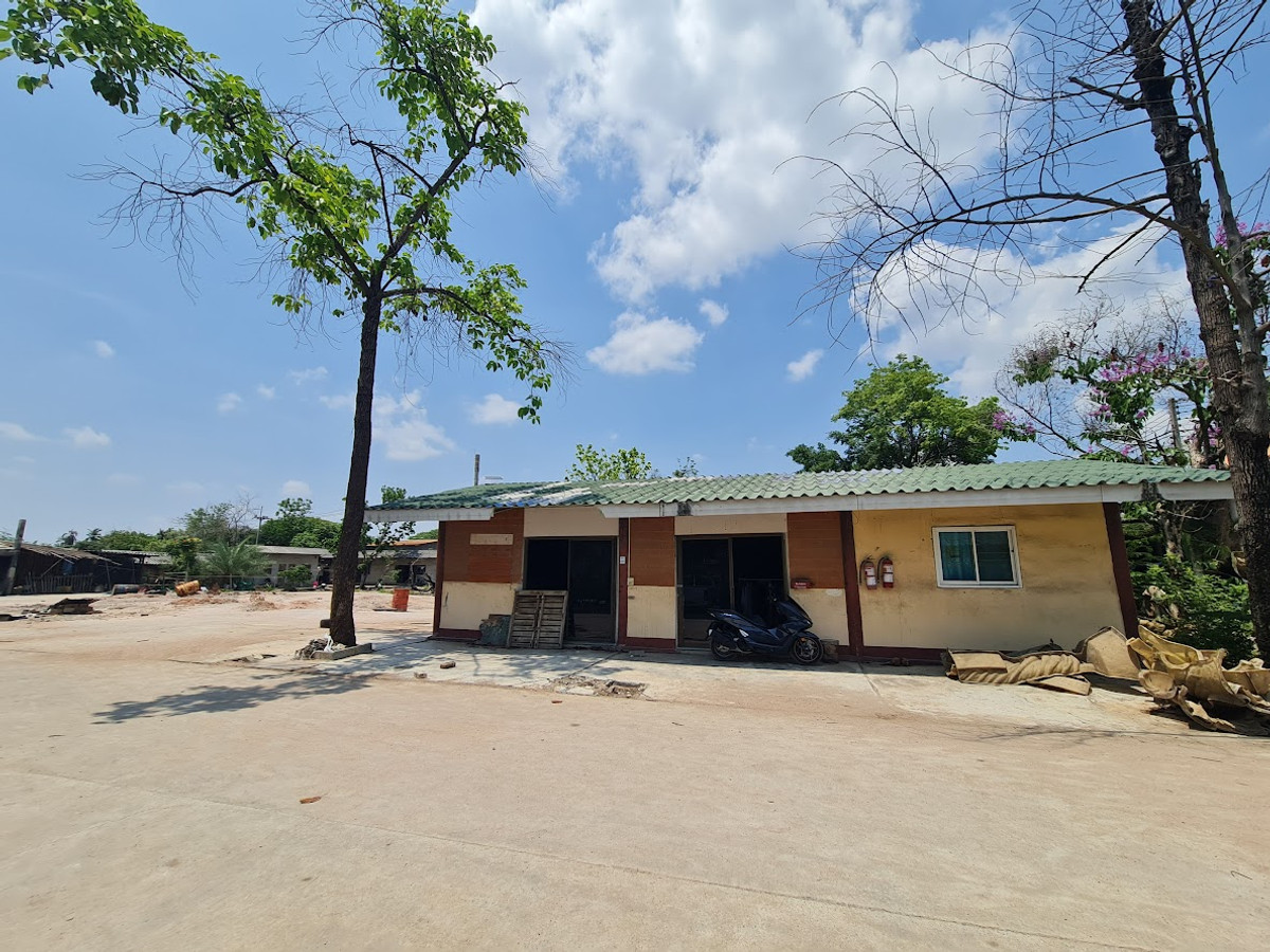 For SaleLandNakhon Pathom : Land for sale in Nakhon Pathom, Sam Phran District, with buildings, total area 6-3-79 rai, near Phetkasem Road.