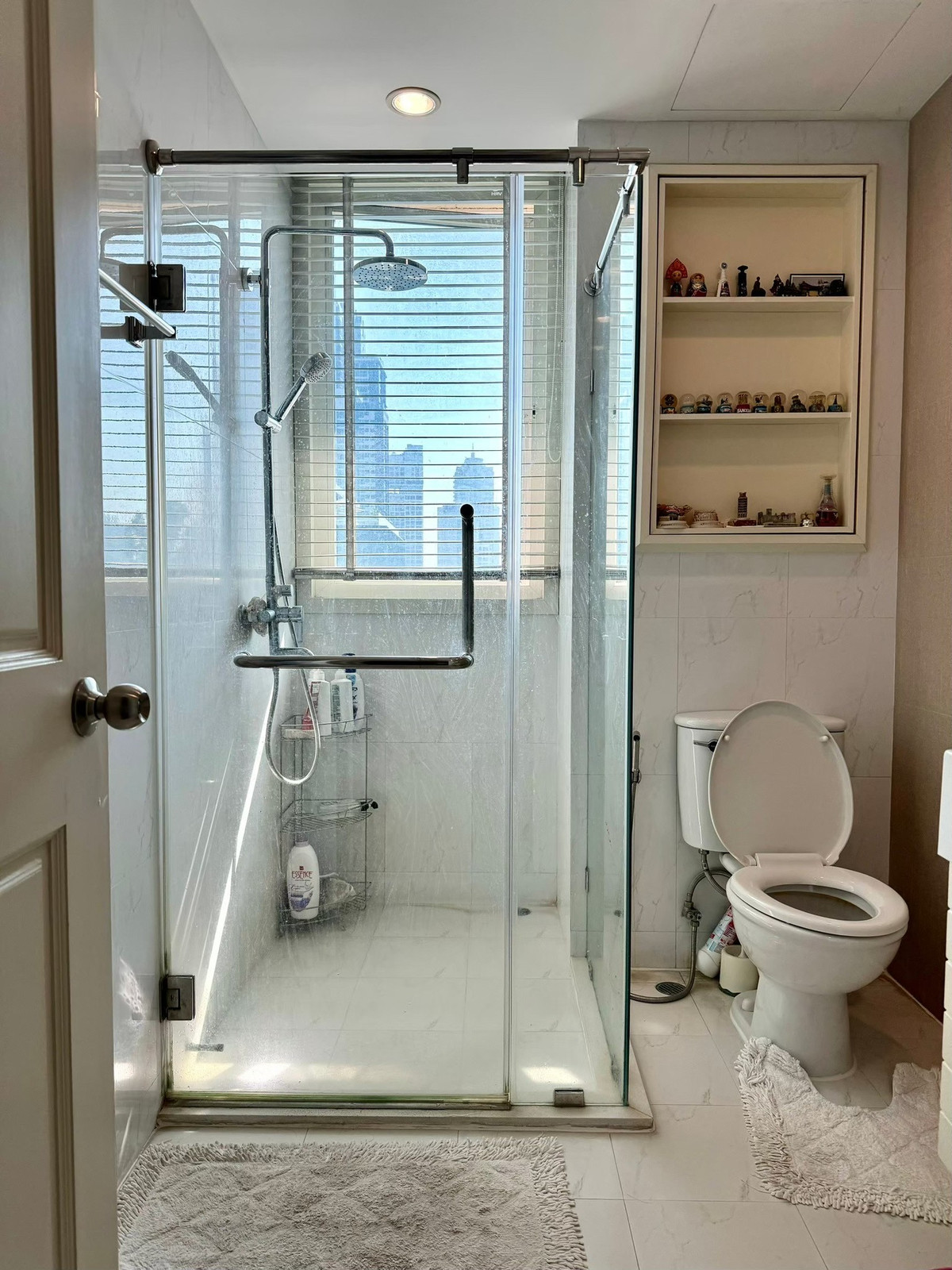 ให้เช่าคอนโดสุขุมวิท อโศก ทองหล่อ : ให้เช่าคอนโด บ้านสิริ 31 (Baan Siri 31) ใกล้ BTS พร้อมพงษ์ ใกล้ ห้างสรรพสินค้าชั้นนำ รายล้อมด้วยร้านอาหารชื่อดัง นานาชาติ ใกล้ EmQuartier และ EmSphere เพียง 600 เมตร