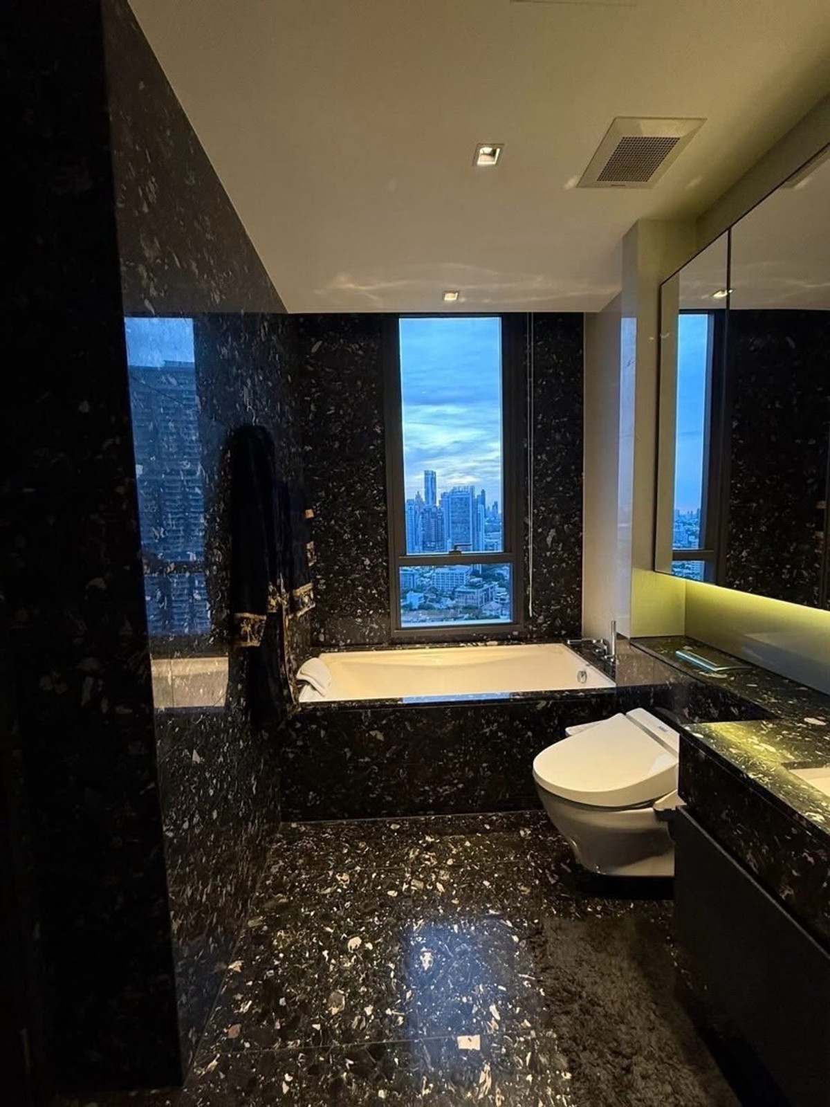 คอนโดสุขุมวิท อโศก ทองหล่อ : คอนโดใจกลางกรุงเทพ 1 ห้องนอน ห้องมุม  beatniq sukhumvit 31