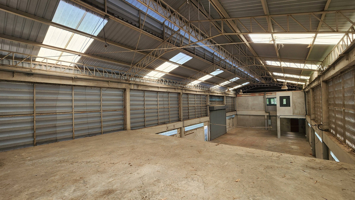 For RentWarehouseBangna, Bearing, Lasalle : Warehouse with office, 2 floors, good location, needs additional decorations, for rent in Bang Bo-Bang Phli area, near The Vintage Club.