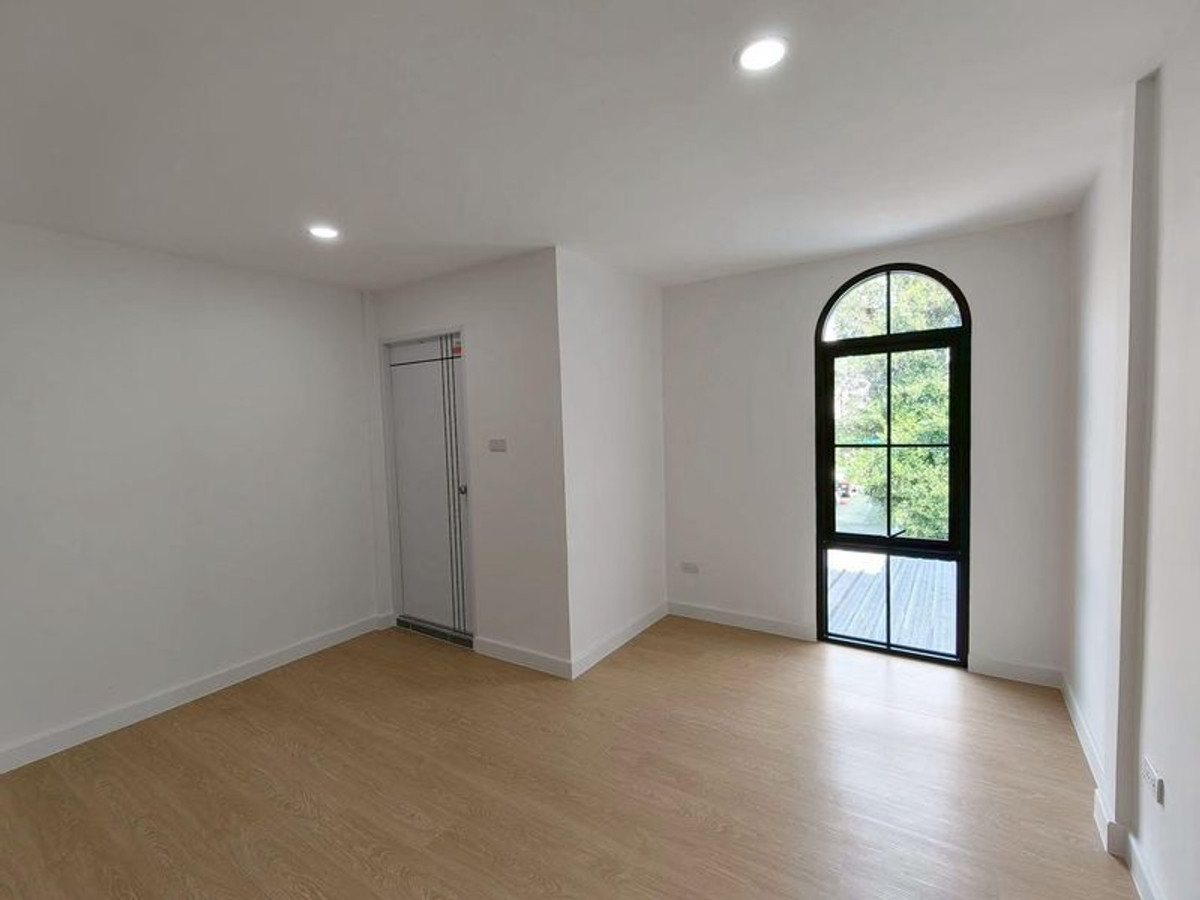 ขายทาวน์โฮมมีนบุรี-ร่มเกล้า : ขายทาวน์โฮม 2 ชั้น หมู่บ้านปรีชา 11 มีนบุรี (Preecha 11 Minburi) ขนาด 16 ตารางวา 2 ห้องนอน ใกล้ MRT สายสีชมพูสถานีเศรษฐบุตรบําเพ็ญ ตกแต่งใหม่ พร้อมอยู่ แขวงมีนบุรี เขตมีนบุรี กรุงเทพมหานคร