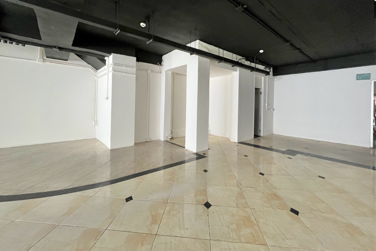For RentRetail SpaceWitthayu, Chidlom, Langsuan, Ploenchit : Business space, size 311 sq m., G floor + mezzanine, next to the road, good location, near BTS Chidlom, Lang Suan, Witthayu, embassy and Lumpini Park, Ratchadamri ((has parking))
