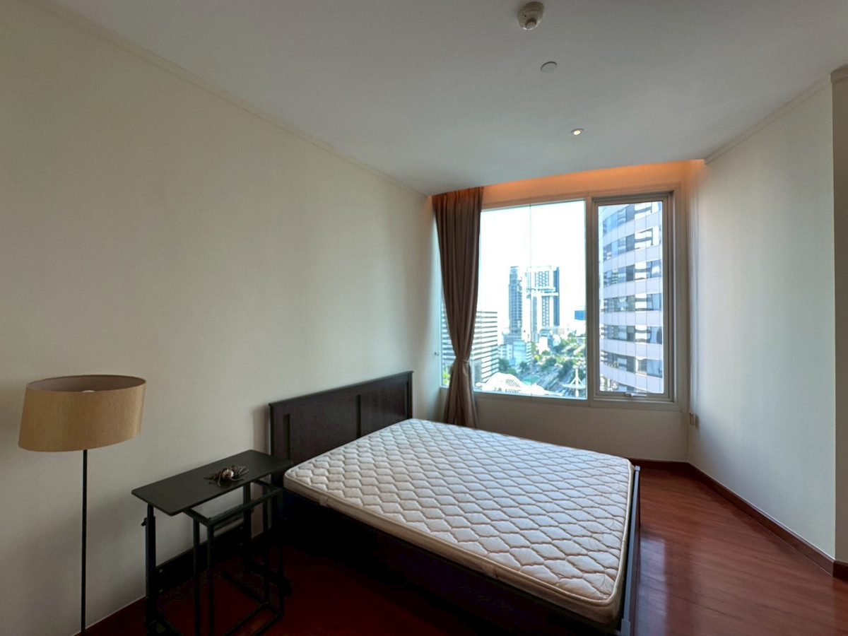 For RentCondoSathorn, Narathiwat : For Rent - Condo, Sathorn city view from the corner room. Large room in the heart of Sathorn, 120 sq m., walk to BTS St. Louis | The Infinity Sathorn