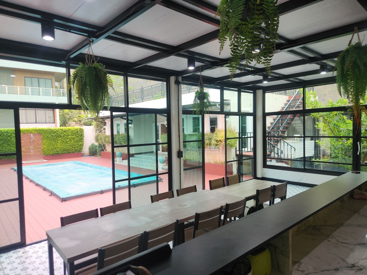 ขายบ้านโคราช นครราชสีมา : ขายบ้านพักตากอากาศหรู เขาใหญ่ พญาเย็น วิวภูเขา | ที่ดิน 300 ตร.วา 3 อาคาร พร้อมสระว่ายน้ำ เฟอร์นิเจอร์ครบ ใกล้ถนนมิตรภาพ