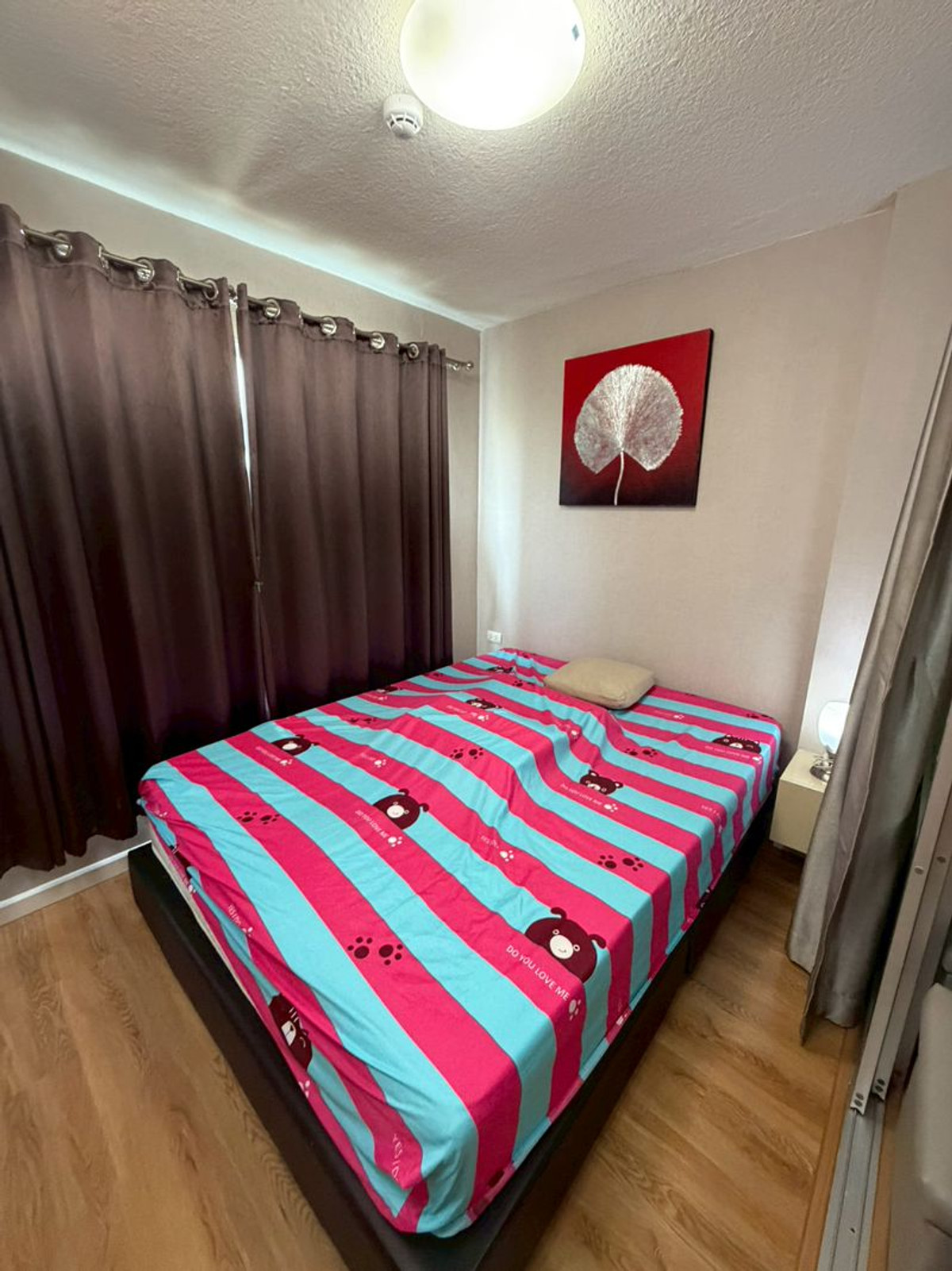 For RentCondoLadkrabang, Suwannaphum Airport : #Room for rent in very good condition 7000 baht #24 sq m Condo LPN Lumpini On Nut-Lat Krabang 1 near Airport Link and Suvarnabhumi Airport. Located on On Nut-Lat Krabang Road, next to the main road, opposite Wat Lan Bun Market. #Complete electrical applia