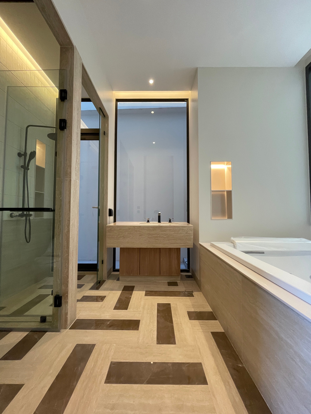 ขายบ้านเลียบทางด่วนรามอินทรา : 🔥 EXCLUSIVE PROMOTION 🔥โอกาสสุดท้ายในการครอบครองในราคาพิเศษที่สุด [ขาย] 💎 Ultra Luxury Show Unit | ELIVA Ekkamai - Eastville 💎 บ้านเดี่ยวหรู 3 ชั้น ดีไซน์ Mid-Century Modern — ความเป็นส่วนตัวสูงสุดเพียง 4 ยูนิตในโครงการ!