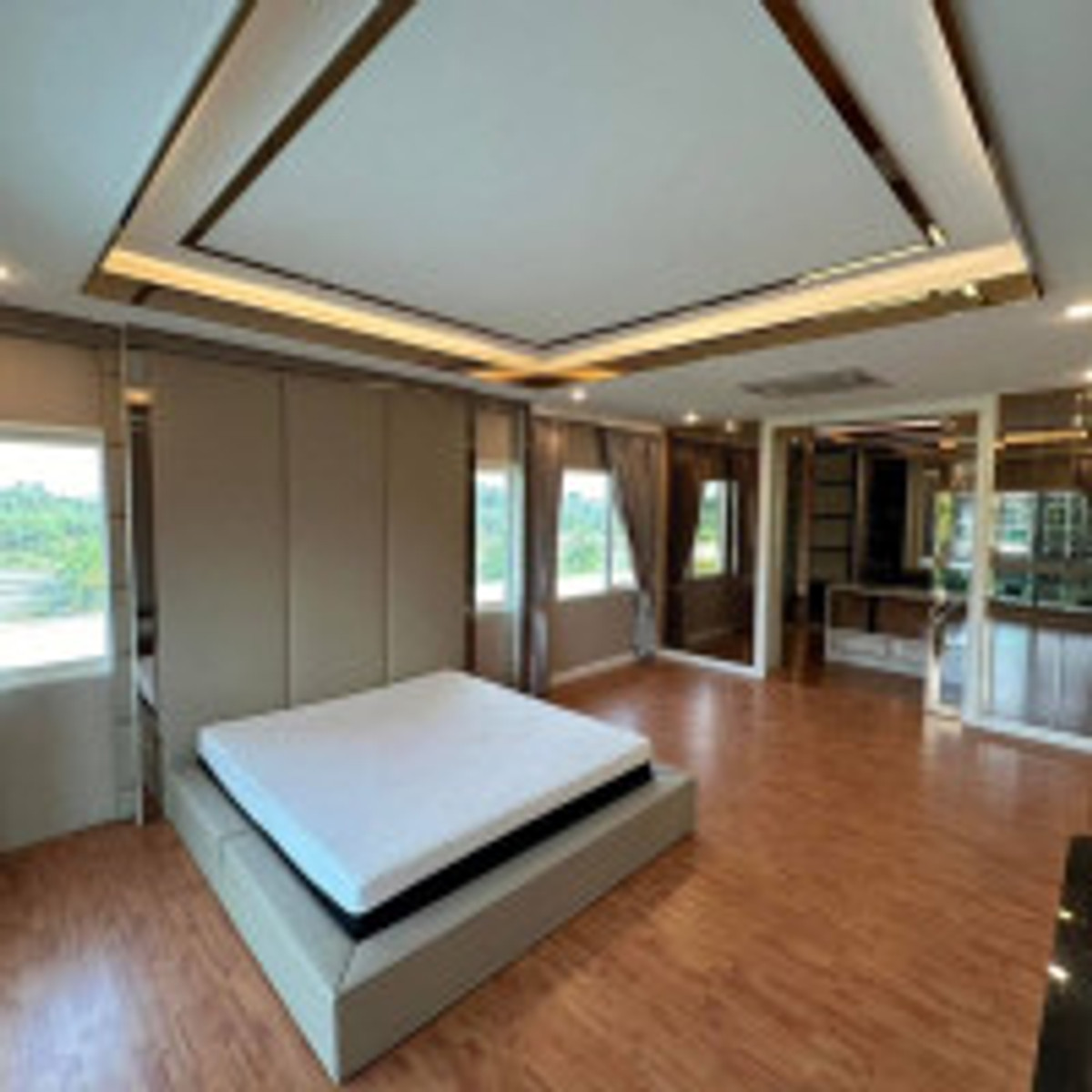 HousePinklao, Charansanitwong : Sell/rent a luxury house, The Grand Pinklao (De Pine zone), large house, 400 sq m, 3 bedrooms, 4 bathrooms, 21.5 million (rent 150,000), land width 118 sq m, furniture + complete set of electrical appliances, near Mahidol University.