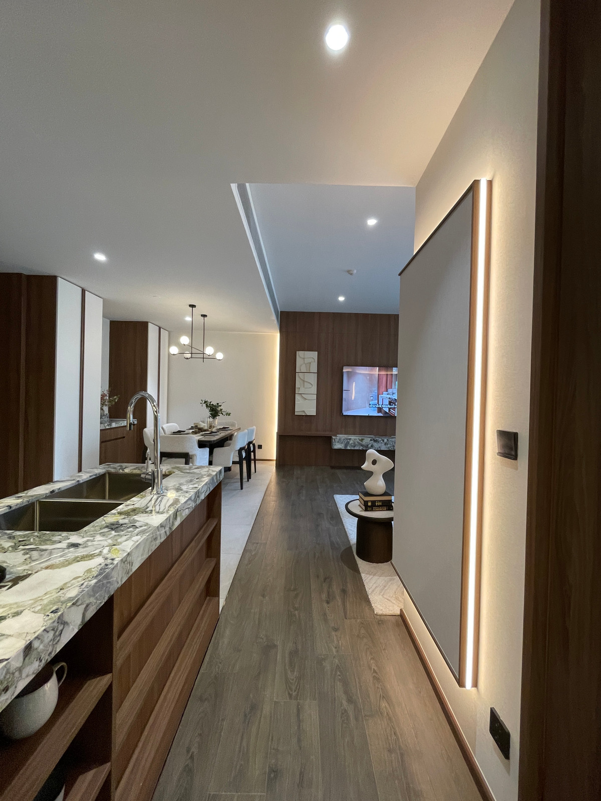 For SaleCondoSilom, Saladaeng, Bangrak : Rare unit for sale 🌳 THE ULTIMATE PARK VIEW | Rare Unit @ROMM CONVENT 🌳2 bedrooms, 2 bathrooms, usable area size 118.15 square meters on the 26th floor that offers a view of the lush Park View in the heart of Bangkok. On the highest potential location, Co