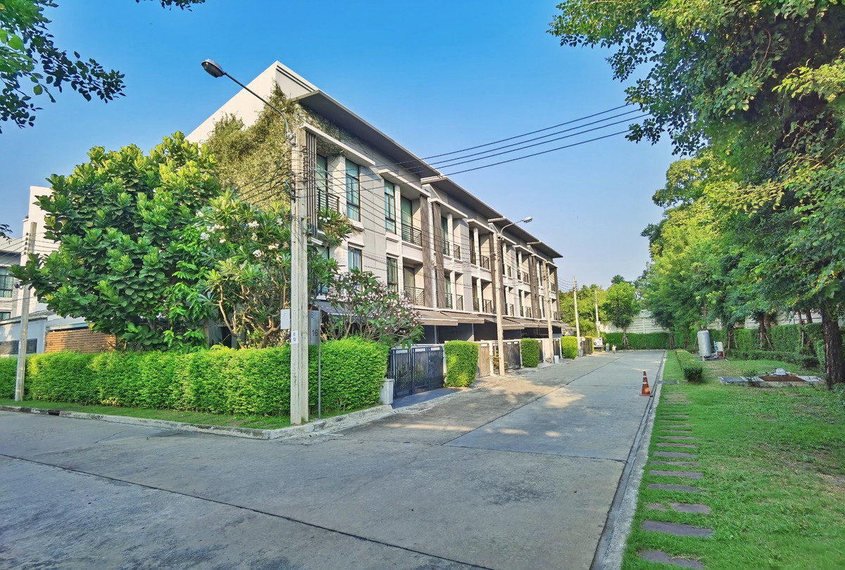 For SaleTownhomeRattanathibet, Sanambinna : [Selling at a loss! Decorated in the millions] Baan Klang Muang Rattanathibet, back side, 33 sq m, near MRT Nonthaburi Intersection 1, only 500 meters.
