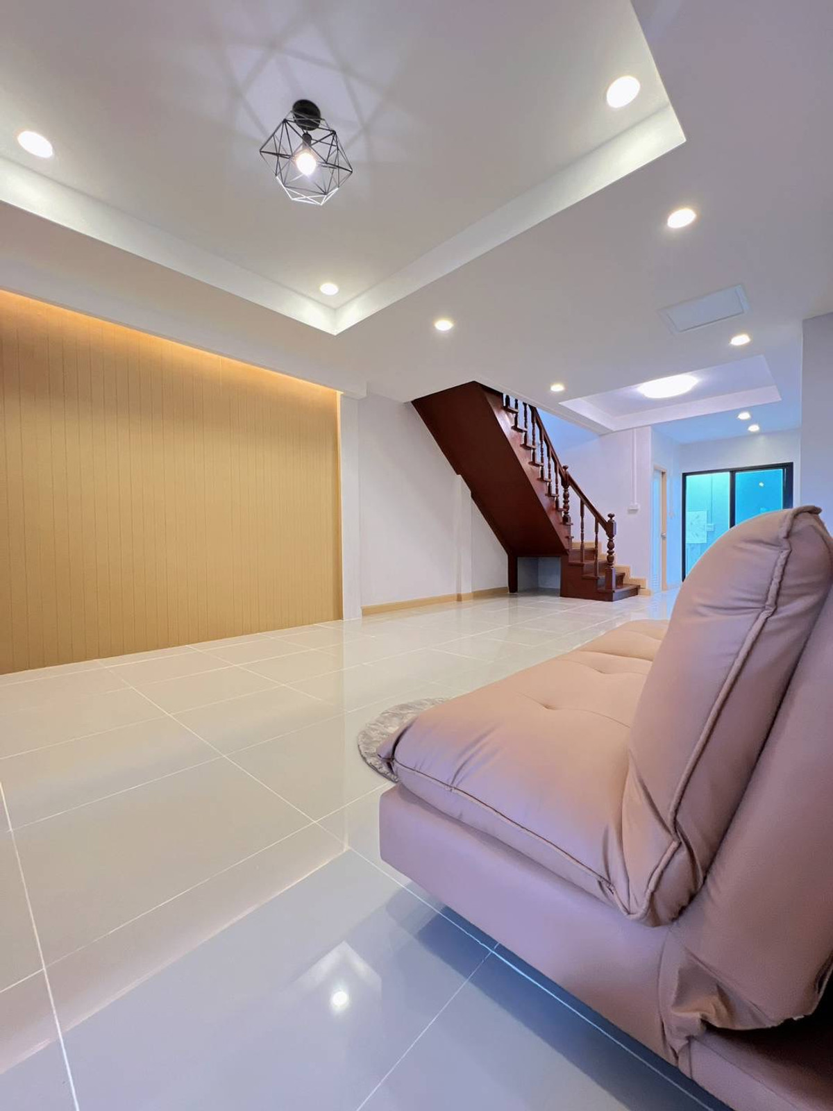 ขายทาวน์โฮมนนทบุรี บางใหญ่ บางบัวทอง : ขายทาวน์เฮาส์วงศ์ชัยนคร บางรักใหญ่ 18 ตร.ว. ใกล้ MRT บางรักใหญ่ 800 ม. มีเทอเรส ฟรีโอน