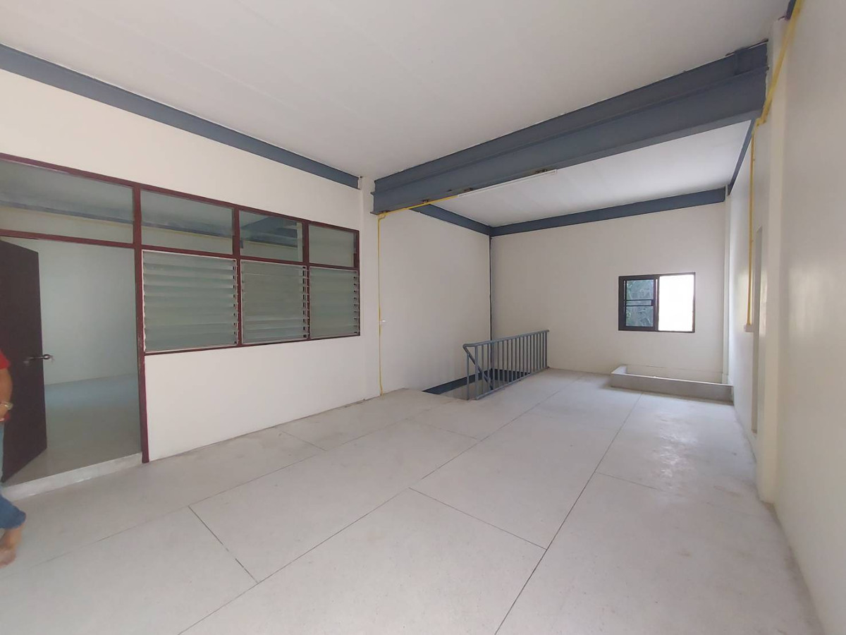 For RentWarehouseRathburana, Suksawat : Newly renovated warehouse for rent, Phutthabucha Road, Bang Mot, total usable area 1,870 sq m., large cars can enter and exit.