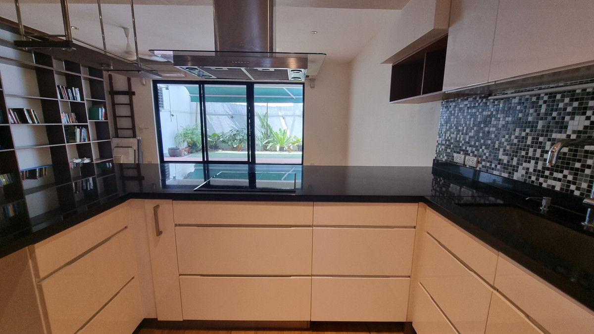 For SaleTownhomeSukhumvit, Asoke, Thonglor : Townhouse for sale, renovated, Thonglor, 4 bedrooms, 3 bathrooms, land size 30 sq m.