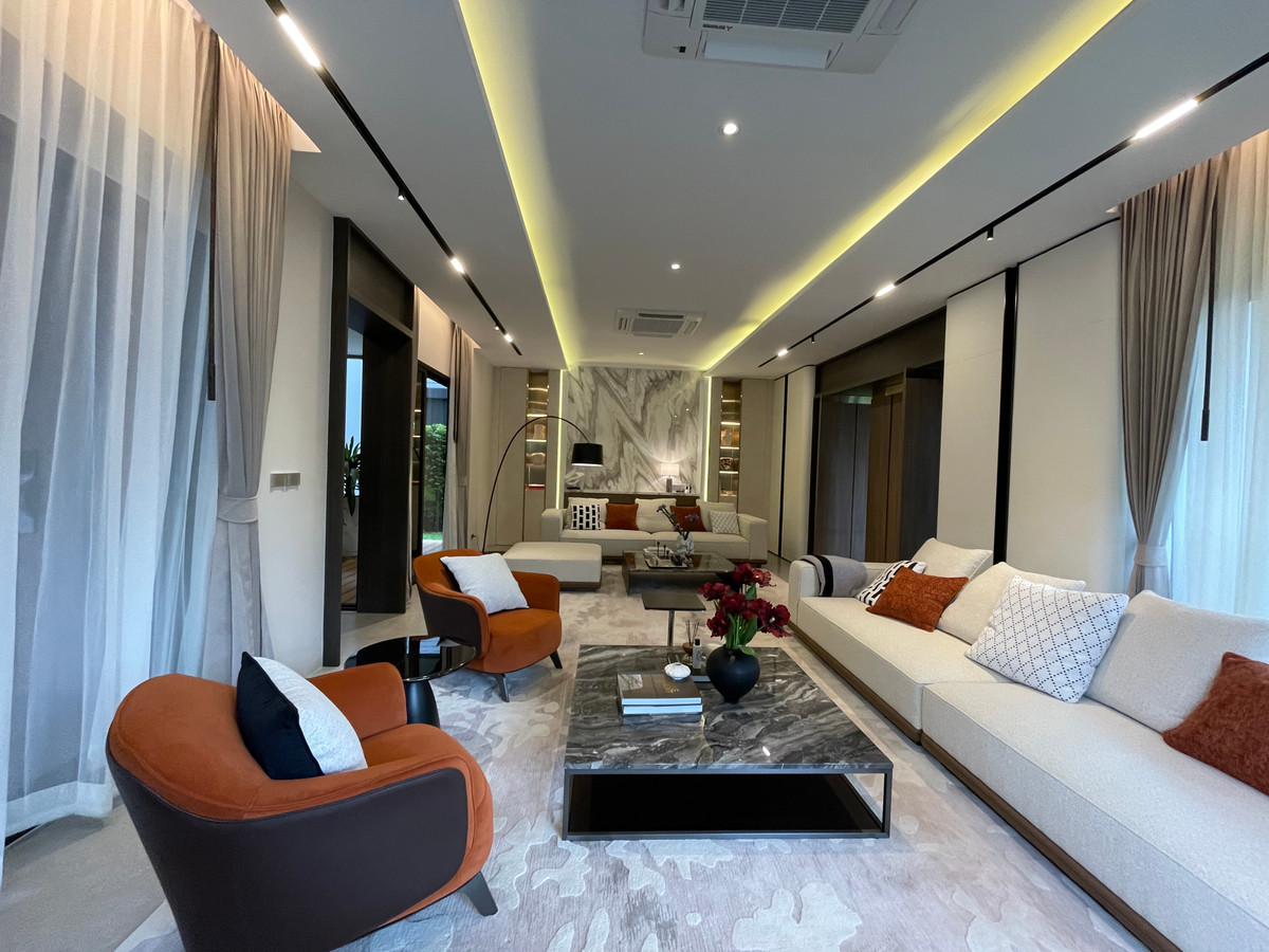 ขายบ้านเลียบทางด่วนรามอินทรา : "หนึ่งเดียวบนเลียบด่วน! Cira Residences บ้านเดี่ยว Ultra-Luxury 3.5 ชั้น พื้นที่ 845 ตร.ม. พร้อมสระว่ายน้ำส่วนตัว | ใกล้ทองหล่อ-พระราม 9 เพียงไม่กี่นาที (สังคมส่วนตัวเพียง 9 ยูนิต)"