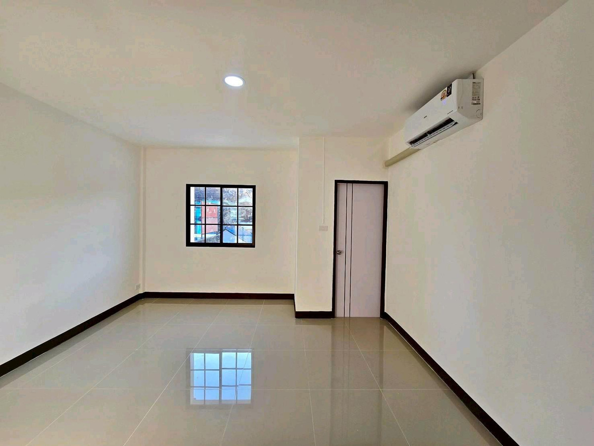 For SaleTownhomeNawamin, Ramindra : 2-story townhouse for sale, Phanason Village 1, along Khlong Song 4, Liap Khlong Song Market. Wat Phraya Suren Fashion Island, Safari World, Ramindra, Jazz, Khubon, Makro, Lotus, Panya Indra, Bang Chan Temple, Bang Chan School, Synphaet Hospital, Nopparat