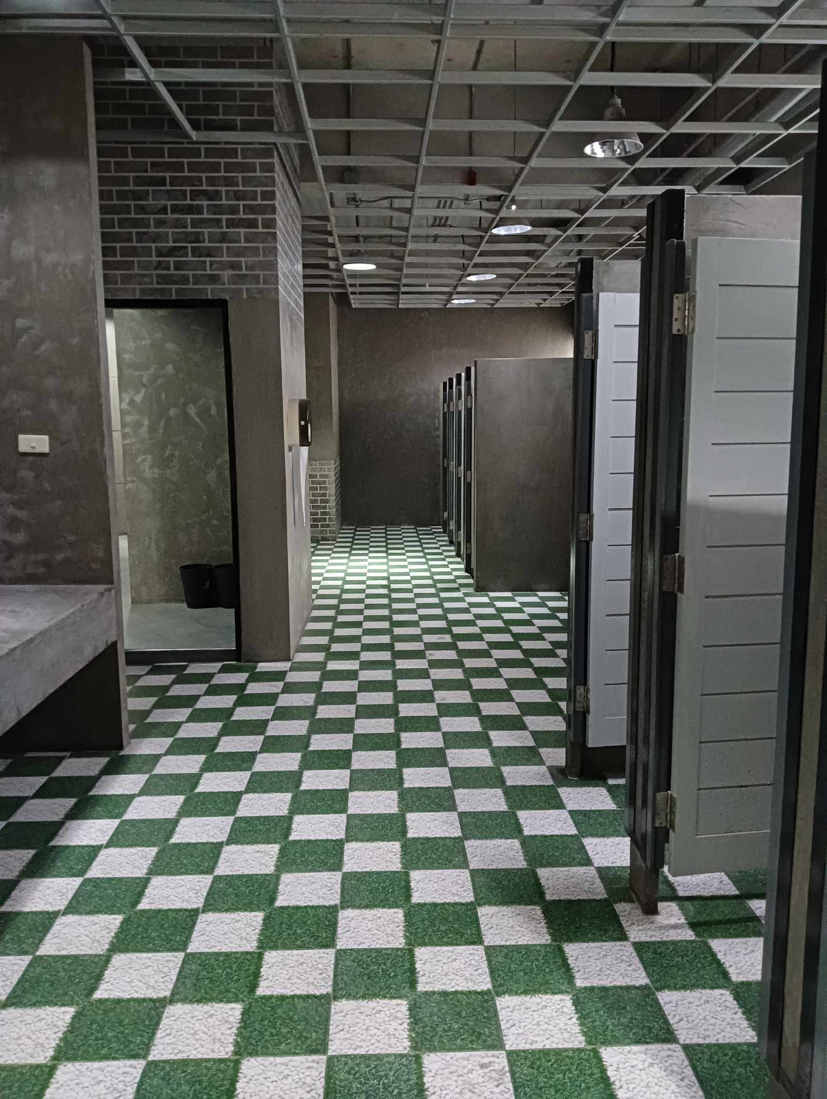 For RentWarehousePathum Thani,Rangsit, Thammasat : For rent: 2 rubber-soled futsal field areas, 4th floor, suitable for sports business operators.