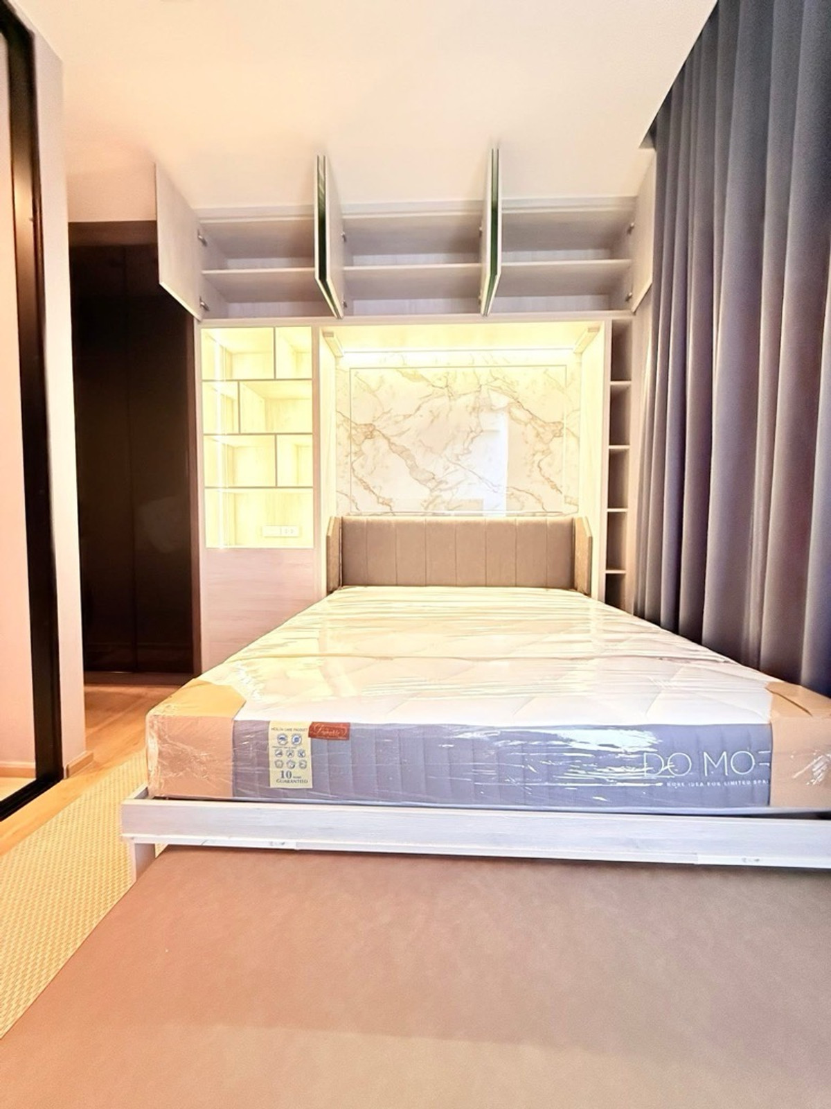 For RentCondoAri,Anusaowaree : 🩷 Noble Around Ari line @900cqqhk 
Room size 27 sq m., high floor 33 
2 in 1 function L-shaped sofa that can be adjusted freely. Complete with a multi-purpose foldable bed and a table that can be adjusted as desired.
✅ Fully furnished as shown in picture,