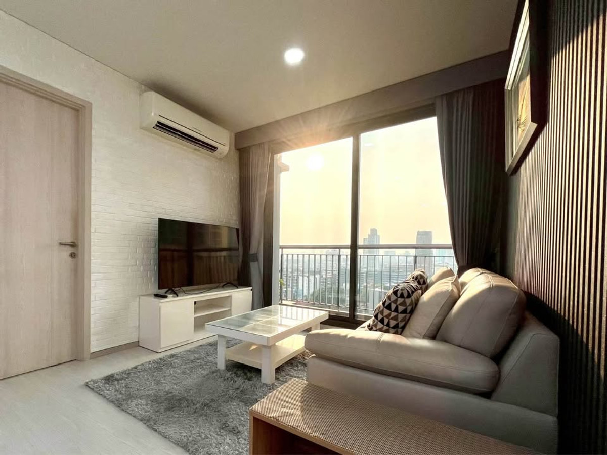 For RentCondoSukhumvit, Asoke, Thonglor : Condo for rent Rhythm Sukhumvit 42 (corner room near BTS Ekkamai) (Rt-01)