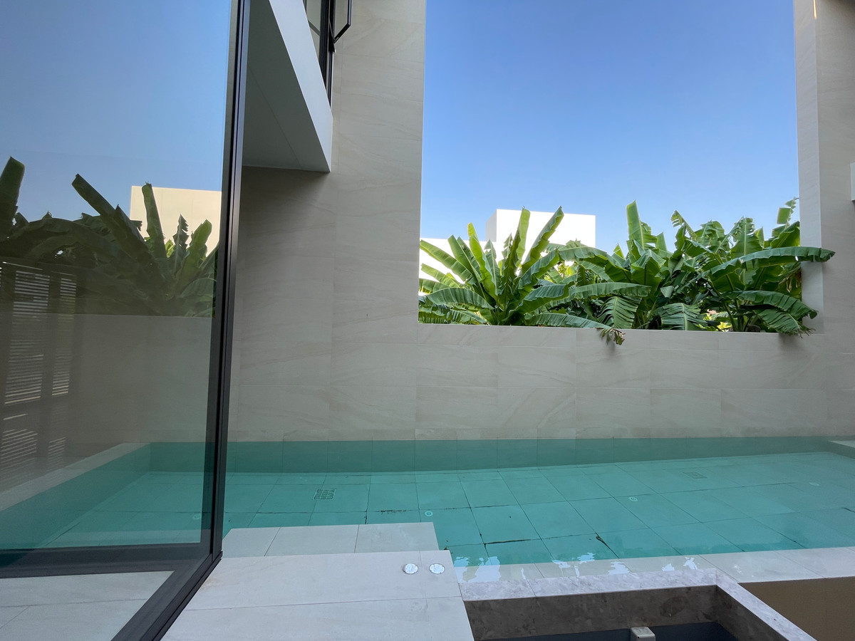 ขายบ้านเลียบทางด่วนรามอินทรา : 🔥 EXCLUSIVE PROMOTION 🔥โอกาสสุดท้ายในการครอบครองในราคาพิเศษที่สุด [ขาย] 💎 Ultra Luxury Show Unit | ELIVA Ekkamai - Eastville 💎 บ้านเดี่ยวหรู 3 ชั้น ดีไซน์ Mid-Century Modern — ความเป็นส่วนตัวสูงสุดเพียง 4 ยูนิตในโครงการ!