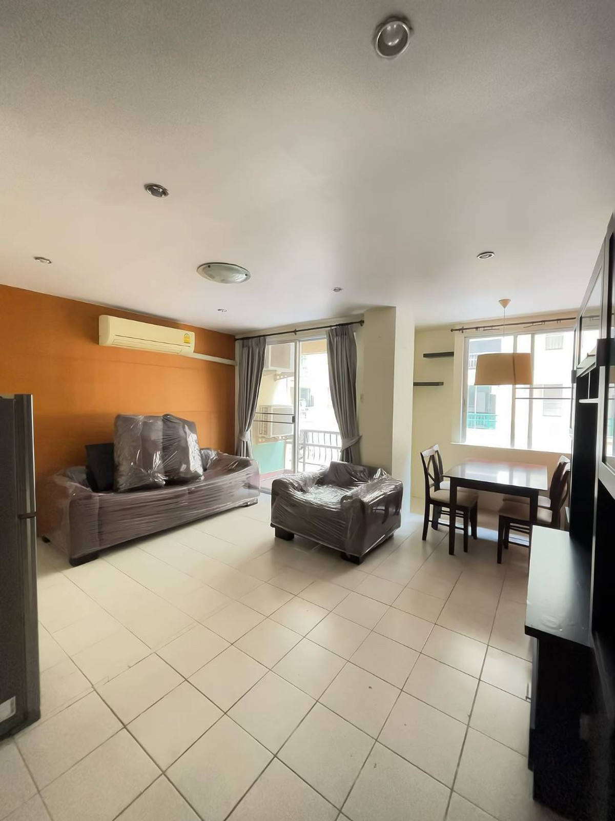 For RentCondoWongwianyai, Charoennakor : Condo for rent, Sathorn Bridge Tower, Sathorn Bridge Tower (165 sq m.), 3 bedrooms, 2 bathrooms, ready to move in.