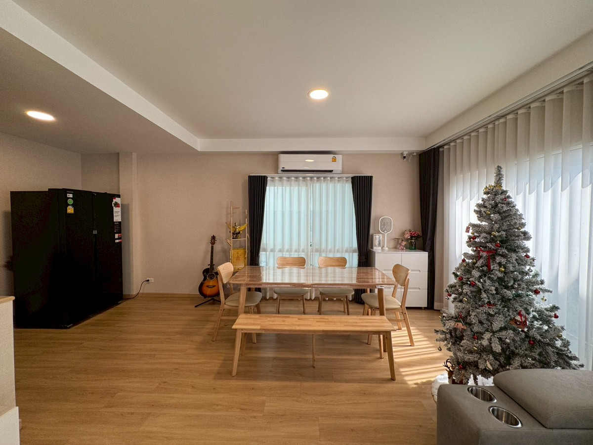 For RentNonthaburi, Bang Yai, Bangbuathong : 💕 Semi-detached house for rent, Q District Westgate project 💕 Beautiful house, ready to move in, complete with functions, suitable for both living and making a home office.