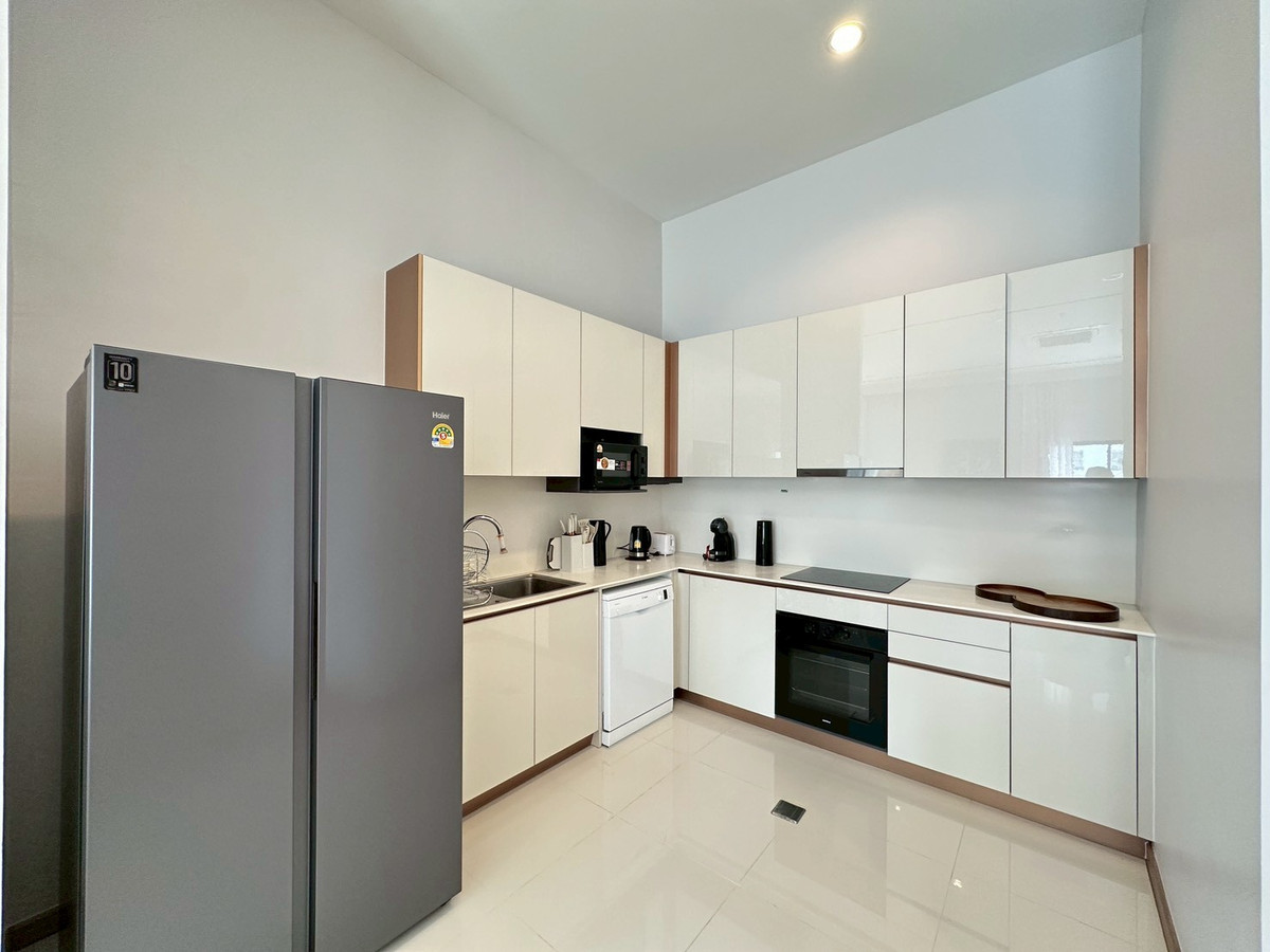 For RentSathorn, Narathiwat : Large condo room in Sathorn area, 3 bedrooms, near BTS St. Louis, CBD location and has large living space like a house. Live in the city center Near the business area, convenient travel