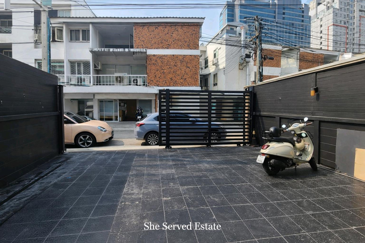 For RentOfficeSukhumvit, Asoke, Thonglor : P0644/3-story townhome for rent, Sukhumvit 26, near BTS Phrom Phong, suitable for a home office or residence.