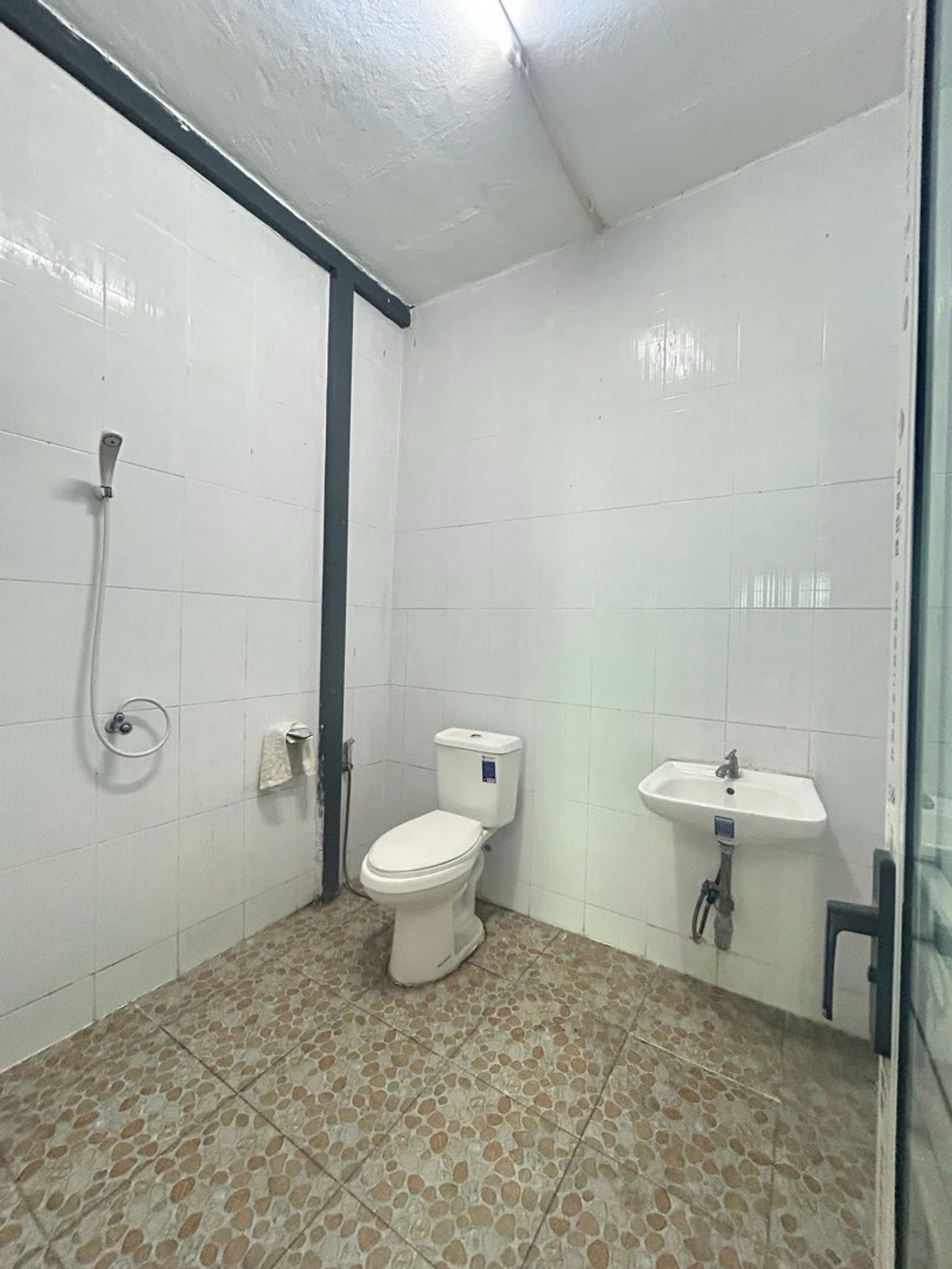 ให้เช่าโกดังพระราม 2 บางขุนเทียน : โกดังให้เช่าบางกระดี่ แสมดำ ติดถนนพระราม2 ขนาด600ตรม. พร้อมออฟฟิศ โกดังสูง9ม. ไฟ3เฟส รถคอนเทนเนอร์เข้าออกได้