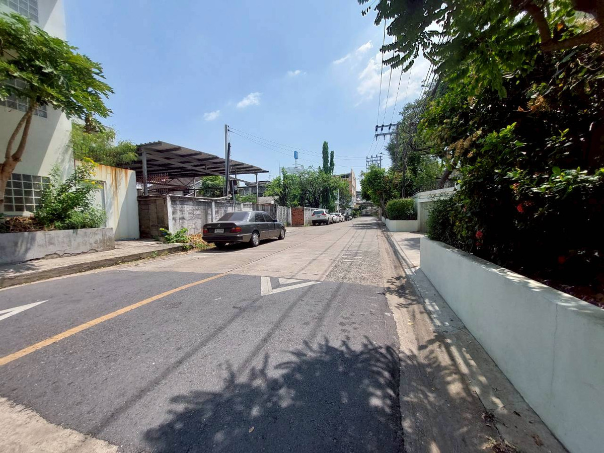 ขายบ้านลาดพร้าว เซ็นทรัลลาดพร้าว : ขายบ้านเดียวพร้อมที่ดินลาดพร้าว 33 เนื้อที่ 100 ตรว ++ ราคา 50 ล้าน ใกล้สถานี ภาวนาต่อรองได้  เอเจ้นท์ สรัญญา 089-8977920 ลายน์ ไอดี ssorrakrai 