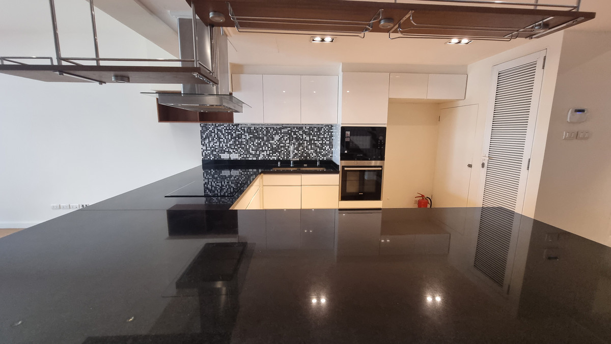 For SaleTownhomeSukhumvit, Asoke, Thonglor : Townhouse for sale, renovated, Thonglor, 4 bedrooms, 3 bathrooms, land size 30 sq m.