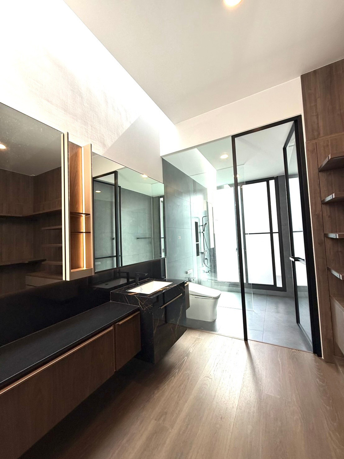 For SaleHousePattanakan, Srinakarin : House for sale VIVE New Krungthepkreetha has a private pool, private elevator, parking for 4 cars+