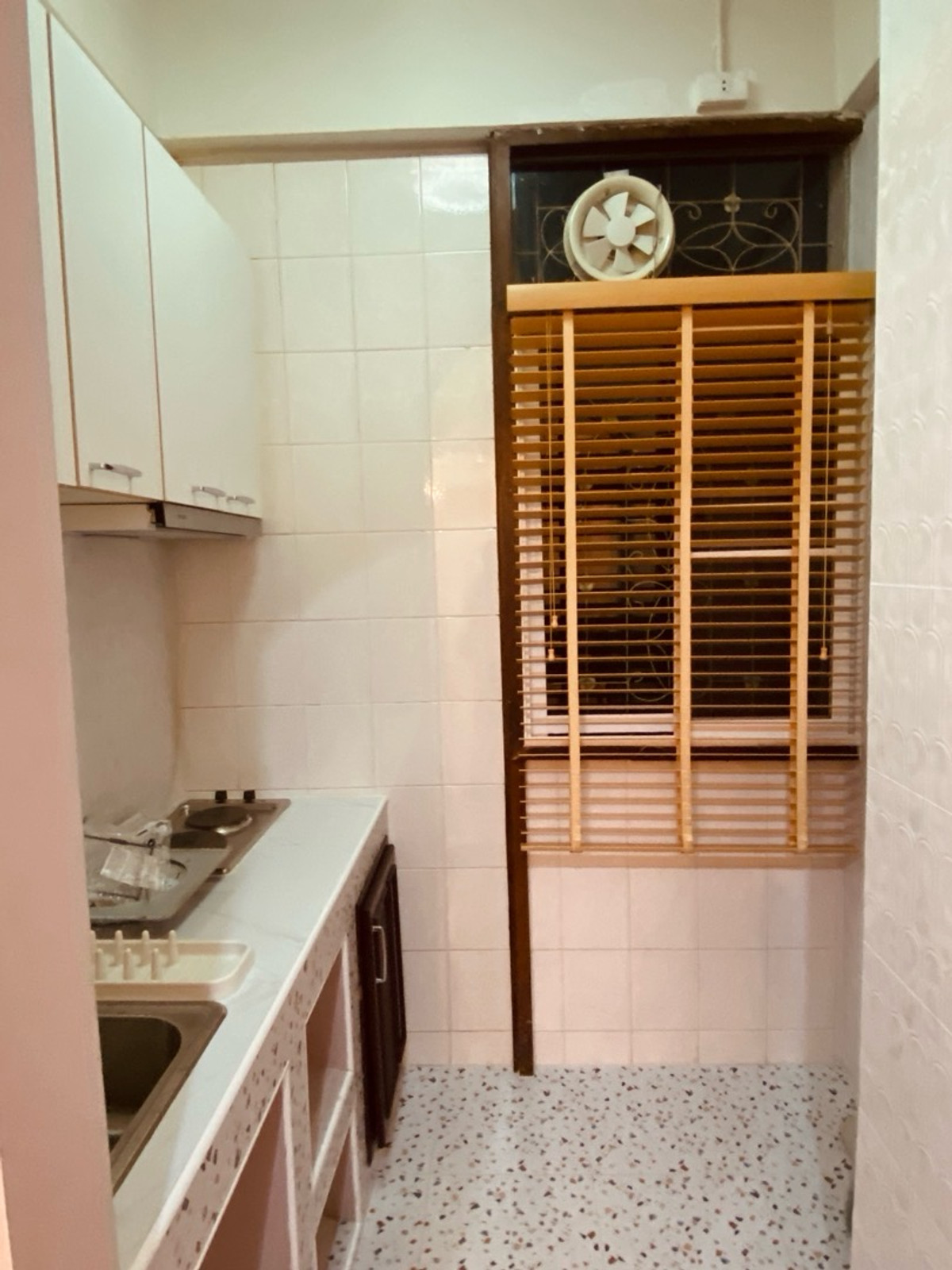 ขายคอนโดบางนา แบริ่ง ลาซาล : ขายคอนโดชั้น 1 มีสวน  2ห้องนอน 58ตร.ม กึ่งกลางรถไฟสามสาย 