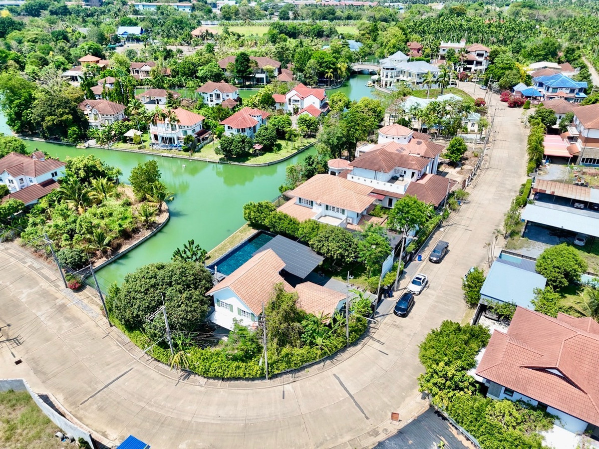 ขายบ้านพุทธมณฑล ศาลายา : 🏡 ขาย บ้านเดี่ยว 2 หลัง บนที่ดิน 365 ตร.ว. ติดทะเลสาบ วิวเชื่อมแม่น้ำท่าจีน | กฤษดา มานีน่า 27 ศาลายา พร้อมสระว่ายน้ำส่วนตัว