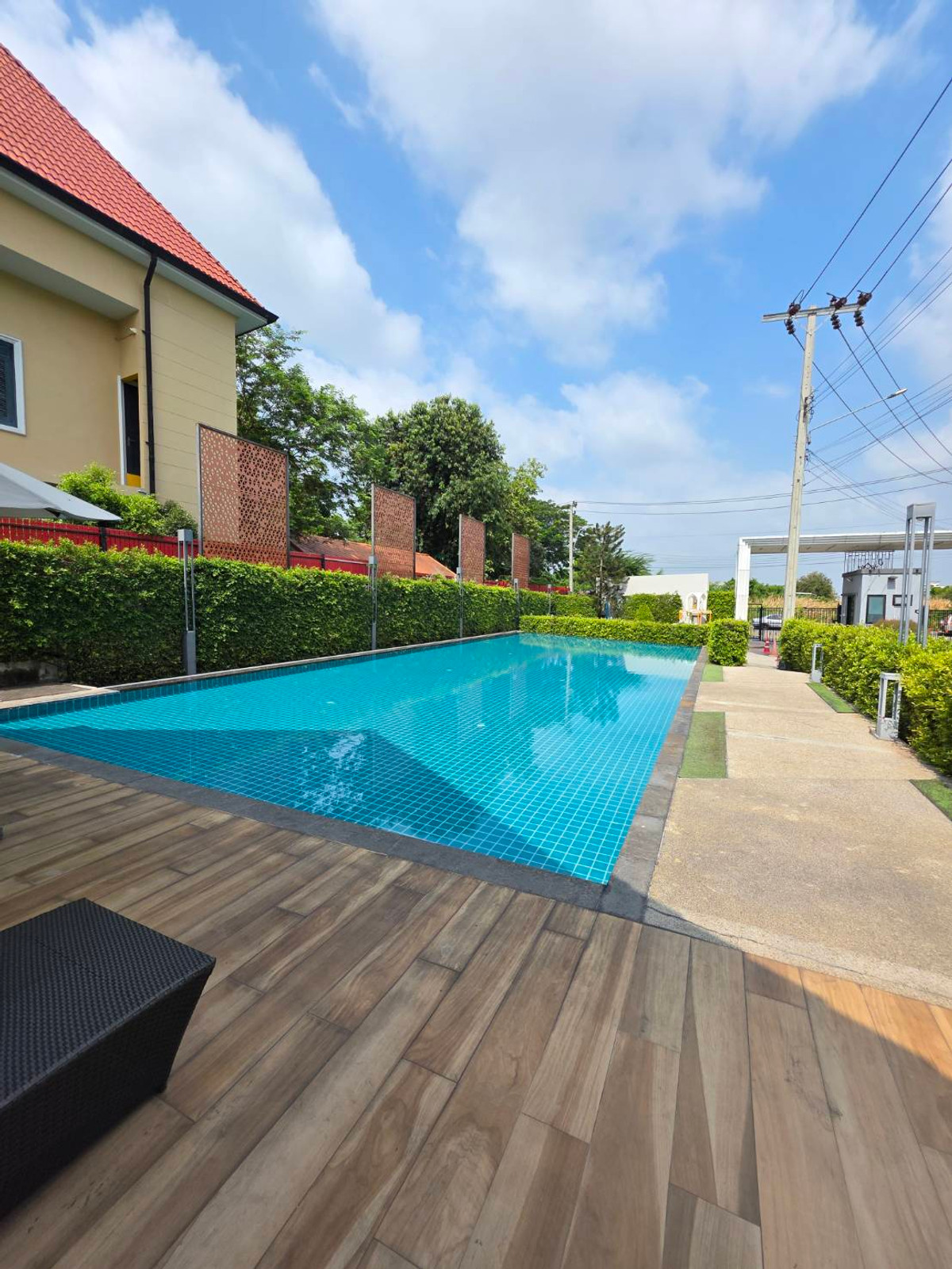 ขายบ้านลาดกระบัง สุวรรณภูมิ : ขายบ้านแฝด 3ชั้น สภาพบ้านใหม่มากๆ เจ้าของตกแต่งเสร็จแทบจะไม่ได้ใช้เลย 