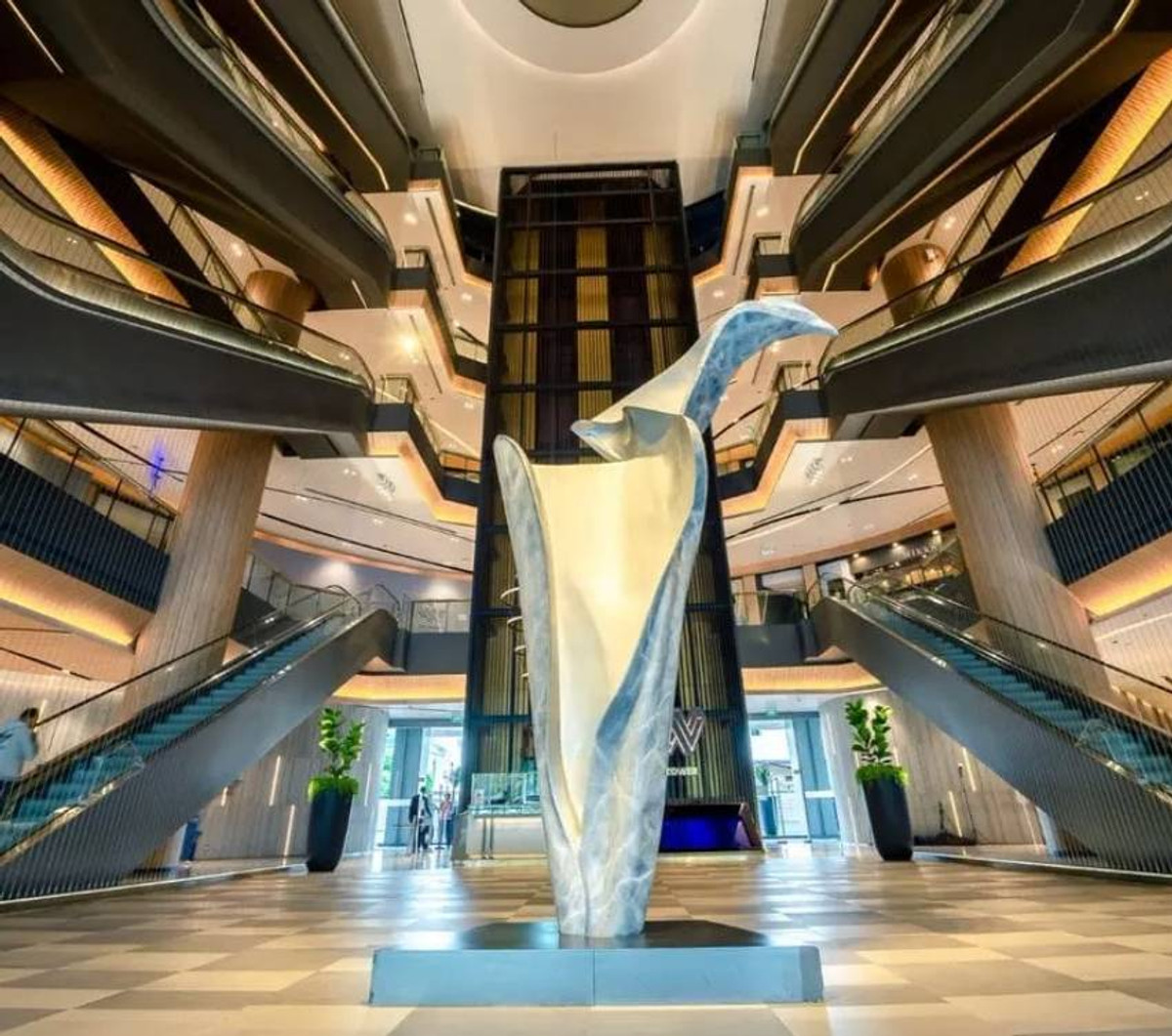 For RentOfficeRatchadapisek, Huaikwang, Suttisan : CW Tower, office building for rent. Next to Ratchadaphisek Road, near The Street Ratchada, decorated area 50 sq m., rent 41,000 baht*/month.