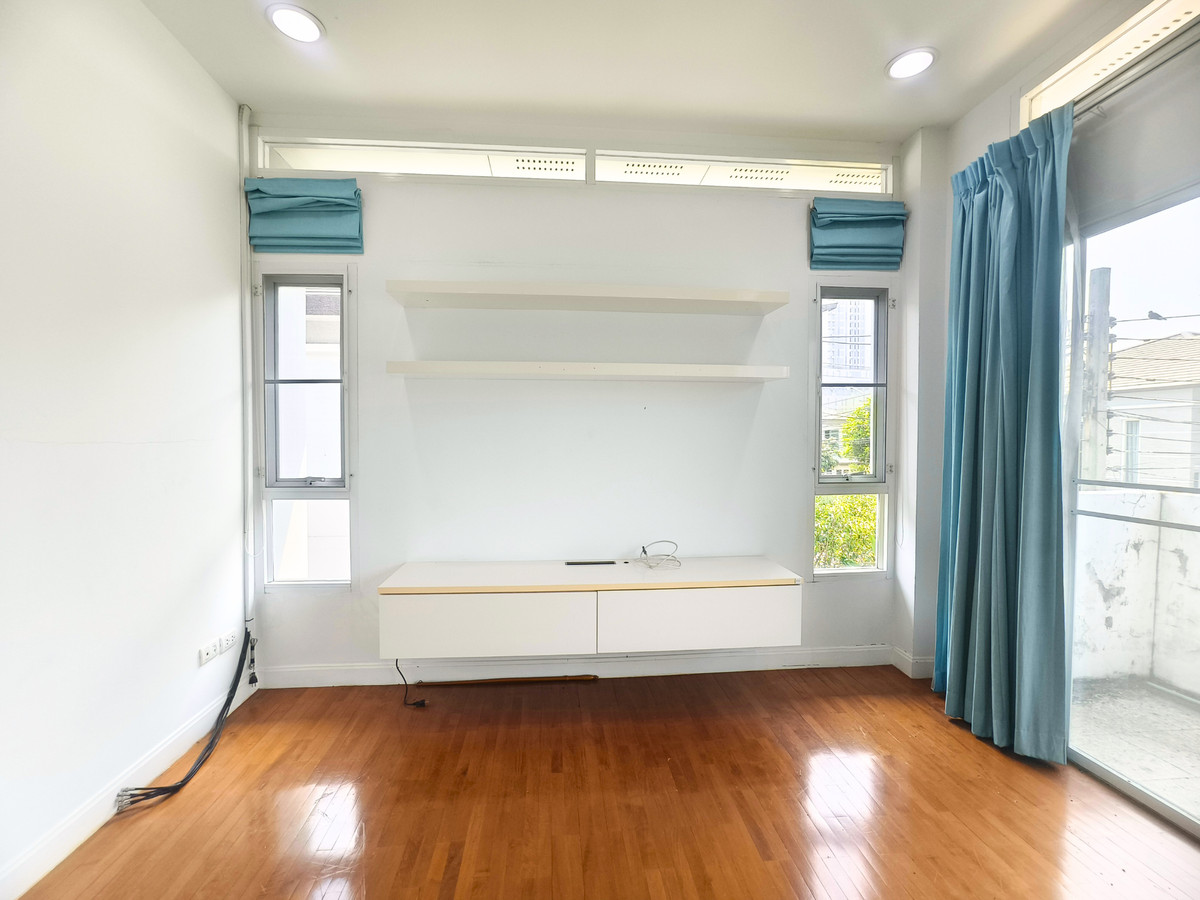 ขายบ้านมีนบุรี-ร่มเกล้า : ขาย บ้านเดี่ยว สัมมากร รามคำแหง162/1 ติดรถไฟฟ้า 4 ห้องนอน 3 ห้องน้ำ เพดานสูง double volume มีห้องนอนชั้นล่าง พร้อมตกแต่ง ค่าส่วนกลางถูก