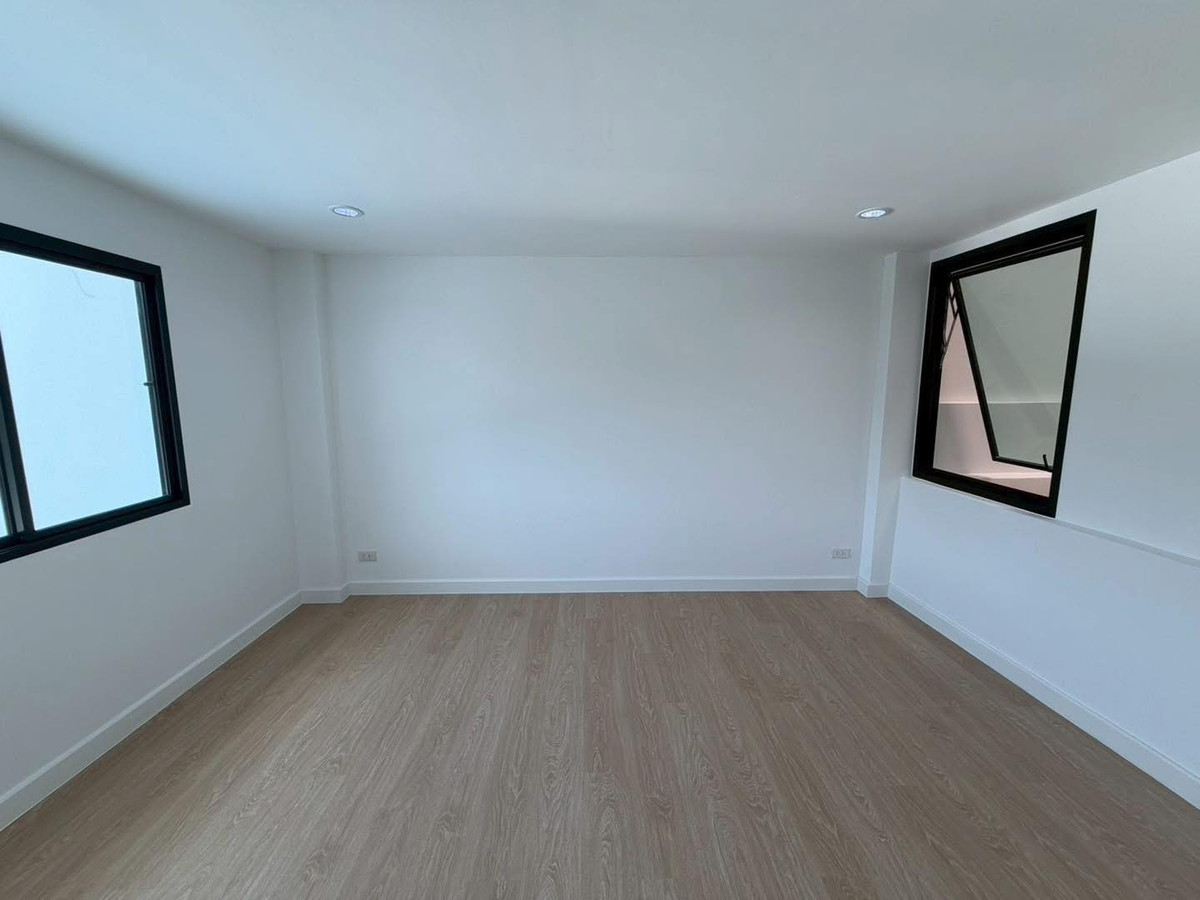 ขายทาวน์โฮมอ่อนนุช อุดมสุข : ขาย ทาวน์โฮมหรู 4.5 ชั้น ทำเลดี รีโนเวทใหม่ ตกแต่งสวยงาม ย่านปุณณวิถี-พระโขนง ใกล้BTS ปุณณวิถี  เพียง 750 เมตร