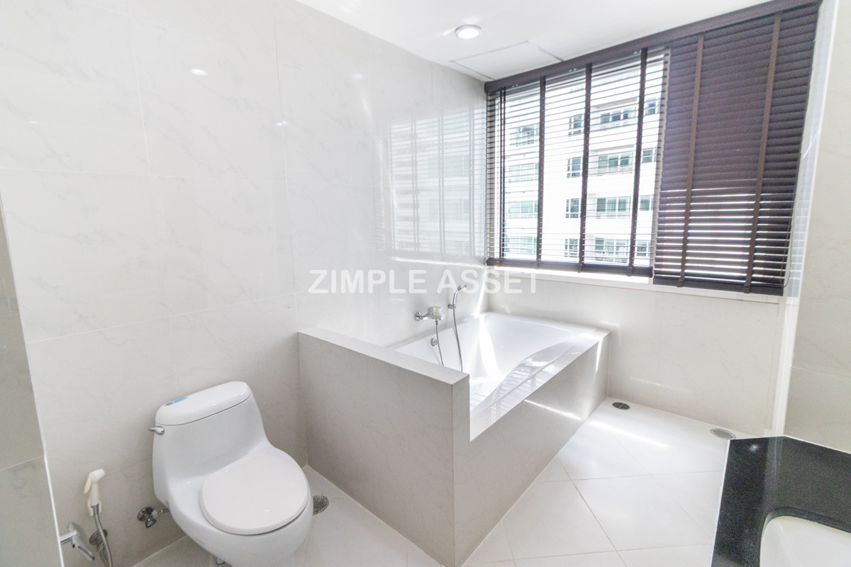 For RentSukhumvit, Asoke, Thonglor : Line ID: @zimple_asset Luxury aprtment in center of sukhumvit. Offering premium facilities for an elevated living experience. Surrounded by leading shopping malls in a prime location.