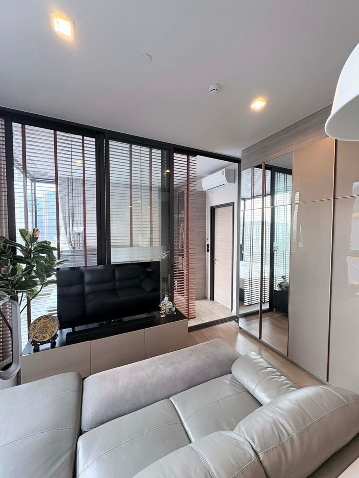 ขายคอนโดลาดพร้าว เซ็นทรัลลาดพร้าว : ขายด่วน !! The Crest Park Residences – ห้าแยกลาดพร้าว ชั้น 10 ขนาด 35 ตร.ม 1ห้องนอน 1 ห้องน้ำ เฟอร์นิเจอร์ครบ จบ ย้ายกระเป๋าเข้าอยู่ได้ทันที!! 6,450,000 บาท ราคานี้หมดแล้วหมดเลยค่ะ ไม่มีแล้วจ้า
