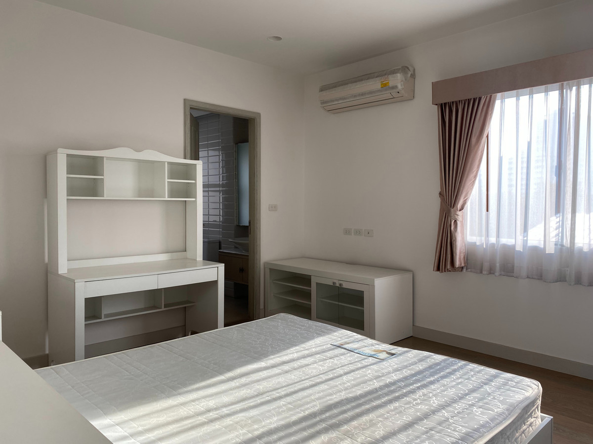 HouseSapankwai,Jatujak : [FOR RENT AND SELL] I-nine Inthamara 9 for sale and rent, 3-story detached house, I-nine project, Soi Inthamara 9, house style, 3 bedrooms, 5 bathrooms, size 39 sq m., usable area 302 sq m., near BTS Saphan Khwai Station, only 1 km., with parking for 3 ca