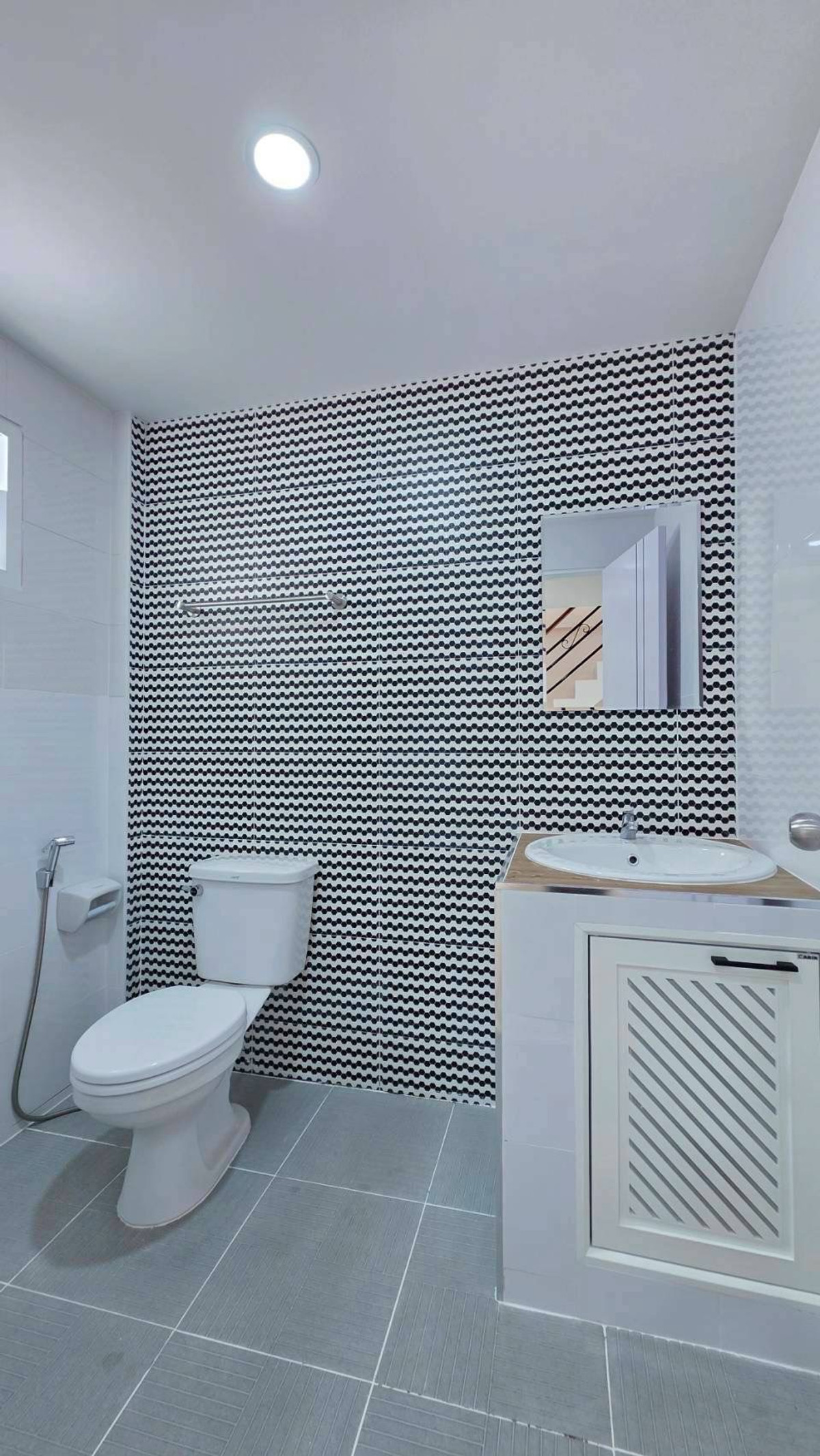 ขายทาวน์โฮมนนทบุรี บางใหญ่ บางบัวทอง : ขายทาวน์เฮ้าส์พระปิ่น 3 หลังริม 30 ตร.ว. 4 นอน มีระเบียงเทอเรส ติดถนนกาญจนาฯ ฟรีโอน