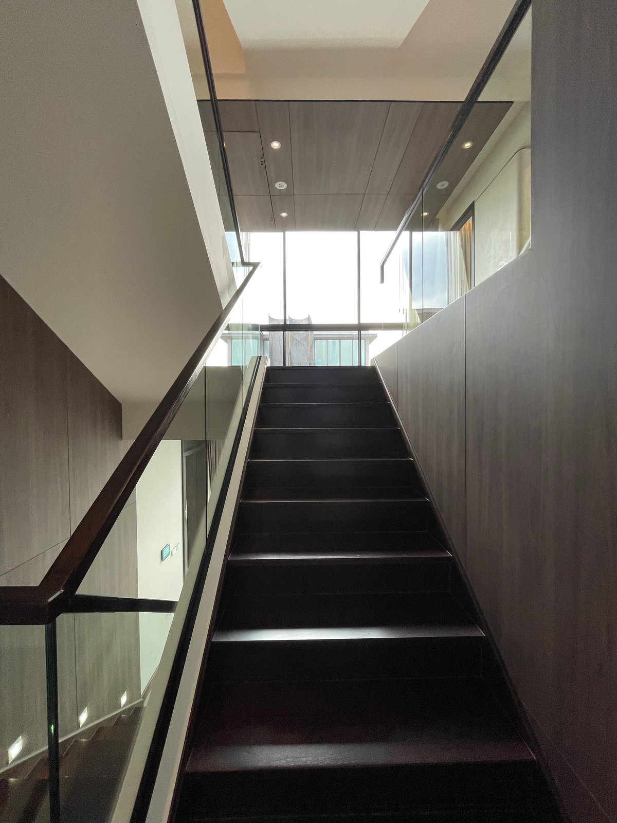 ขายบ้านเลียบทางด่วนรามอินทรา : "หนึ่งเดียวบนเลียบด่วน! Cira Residences บ้านเดี่ยว Ultra-Luxury 3.5 ชั้น พื้นที่ 845 ตร.ม. พร้อมสระว่ายน้ำส่วนตัว | ใกล้ทองหล่อ-พระราม 9 เพียงไม่กี่นาที (สังคมส่วนตัวเพียง 9 ยูนิต)"