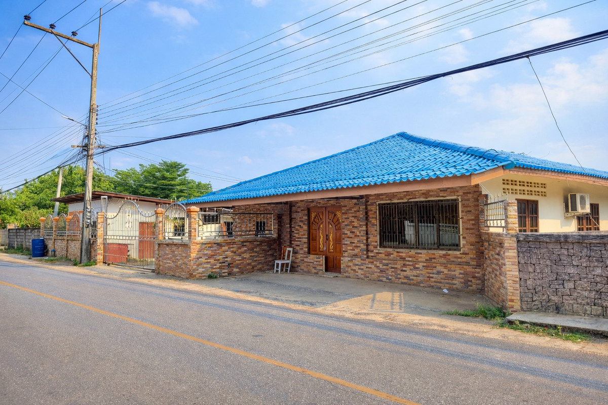 For SaleHousePhayao : House for sale with land, Chiang Kham District, Phayao, wide area with warehouse on an area of ​​278 sq m, suitable for doing business / commercial building.
