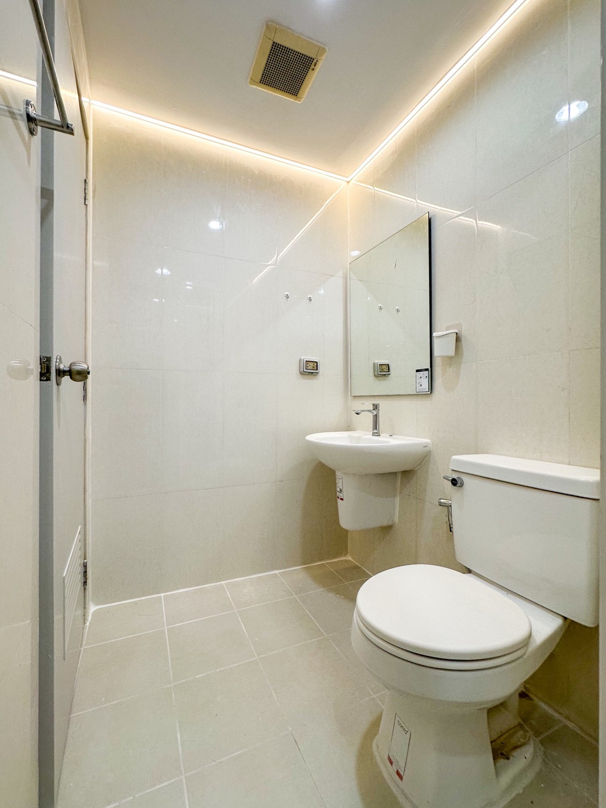 ขายคอนโดบางนา แบริ่ง ลาซาล : 🔥 [HOT DEAL] ลดแรง 2 แสน!  🌟 ขาย iCondo สุขุมวิท 105 (ลาซาล)  🍳 ครัวแยกกั้นกระจก  🎁 เฟอร์ฯ ใหม่ครบพร้อมอยู่ !