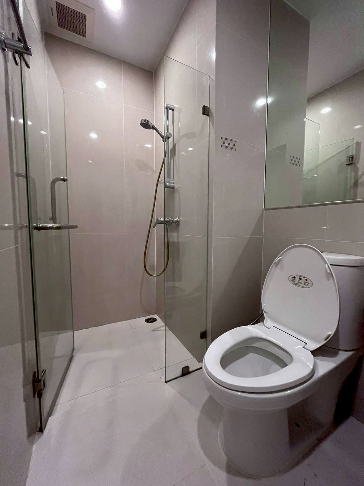 ให้เช่าคอนโดรัชดา ห้วยขวาง : ✨🏙️ ให้เช่า Noble Revolve Ratchada ห้องสวย วิวสระสุดชิล 🌊🌿 คอนโดทำเลดี เดินทางง่าย ติดรถไฟฟ้า 🚆 เหมาะกับคนชอบความสะดวกสบาย!