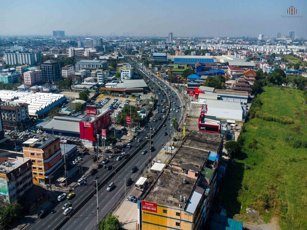 For RentShop HouseMin Buri, Romklao : Prime Commercial Building for Rent – Suwinthawong Main Road (Corner of Soi Sam Wa)