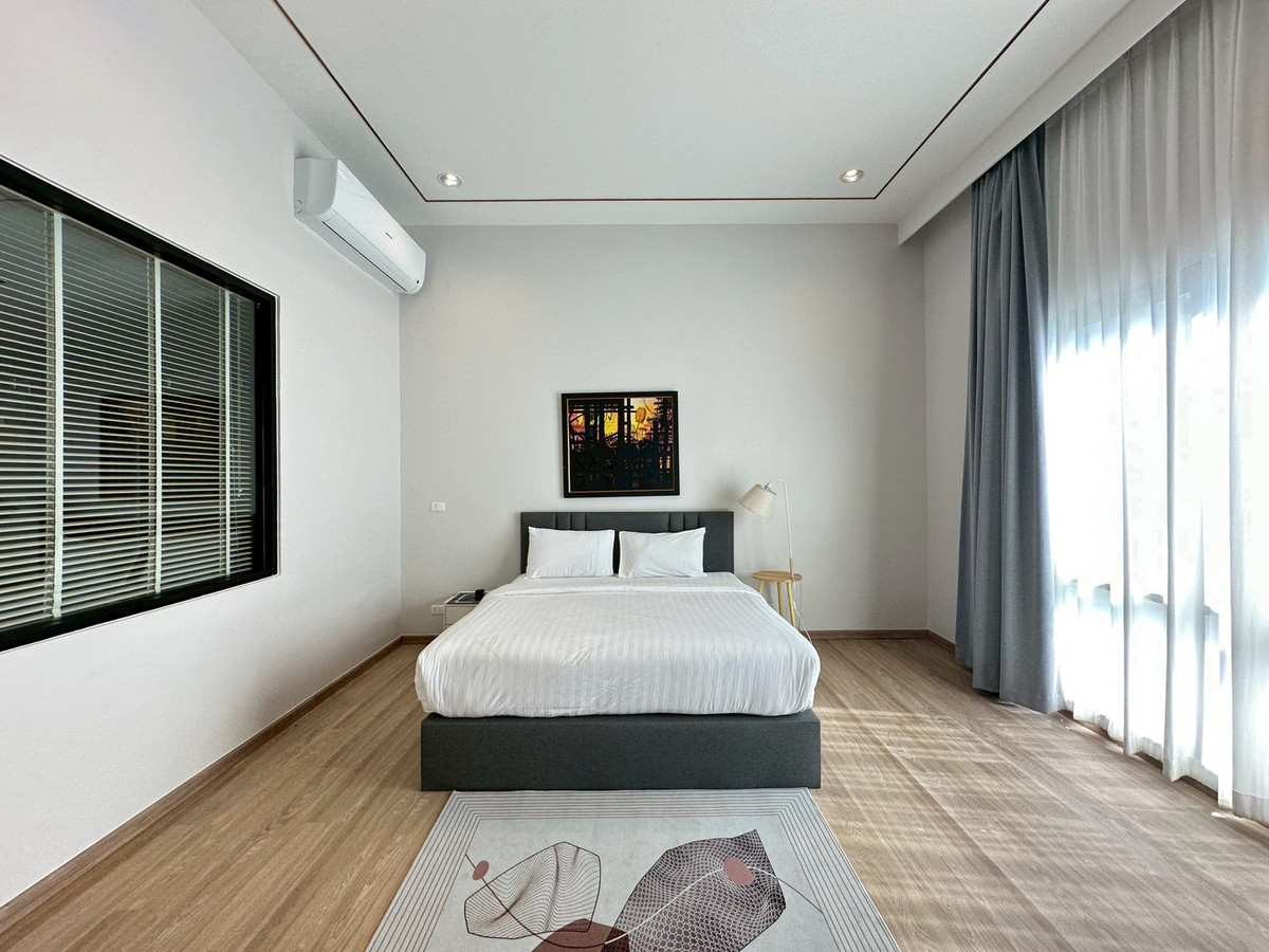 For RentSathorn, Narathiwat : Large condo room in Sathorn area, 3 bedrooms, near BTS St. Louis, CBD location and has large living space like a house. Live in the city center Near the business area, convenient travel